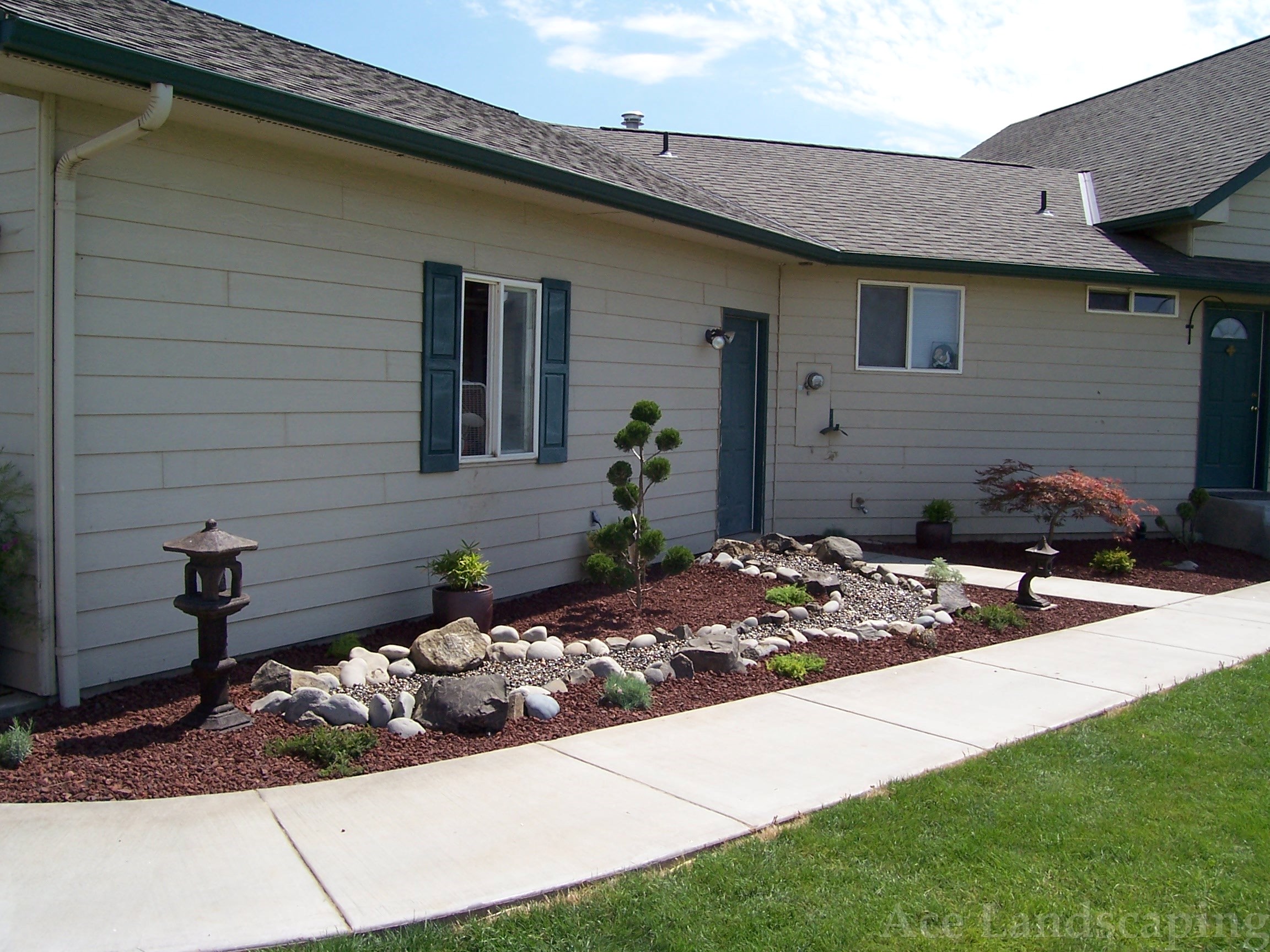 LANDSCAPE MAINTENANCE CONTRACTOR Full Lawn/Yard/Garden Services