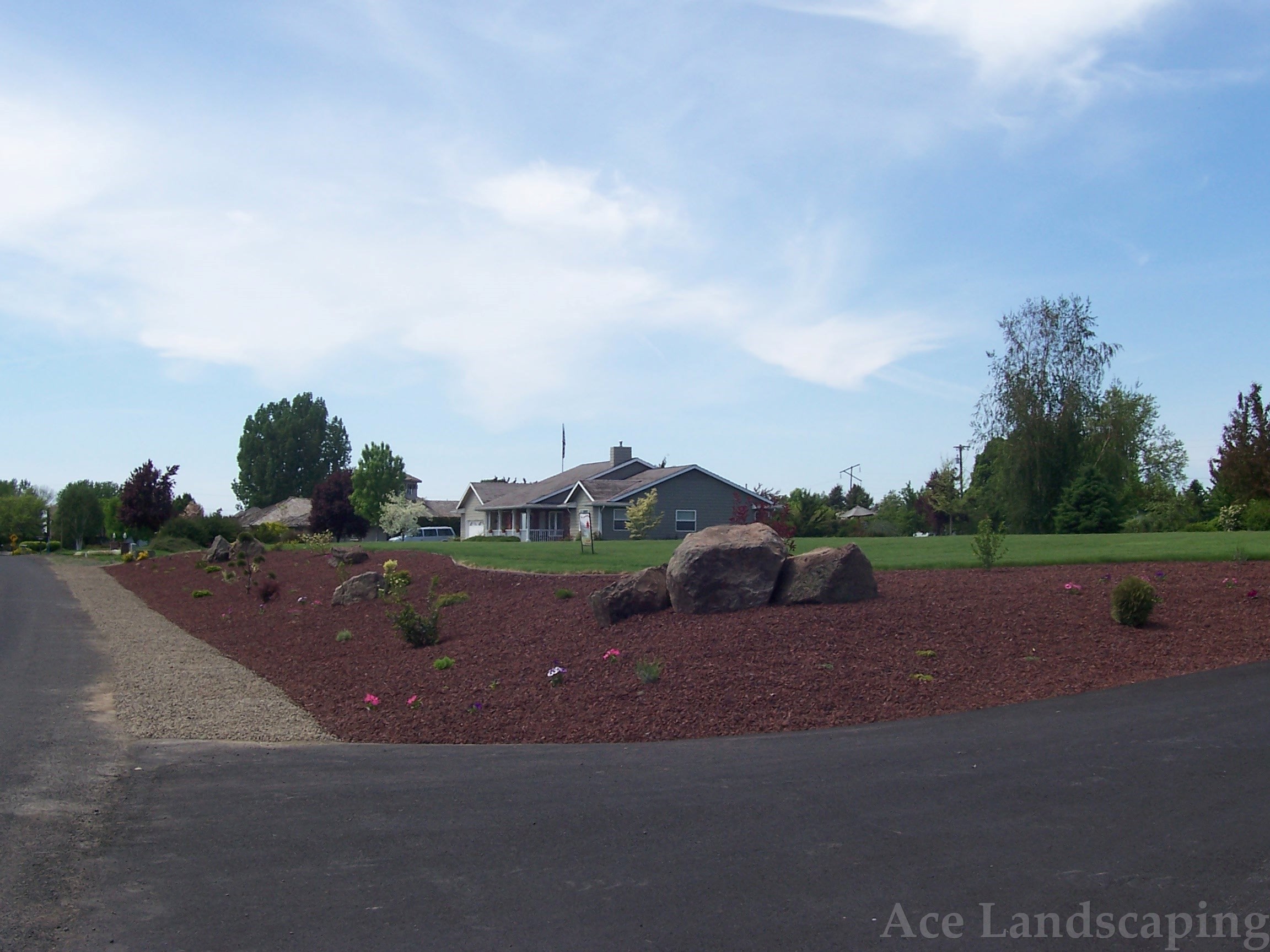 LANDSCAPE MAINTENANCE CONTRACTOR Full Lawn/Yard/Garden Services