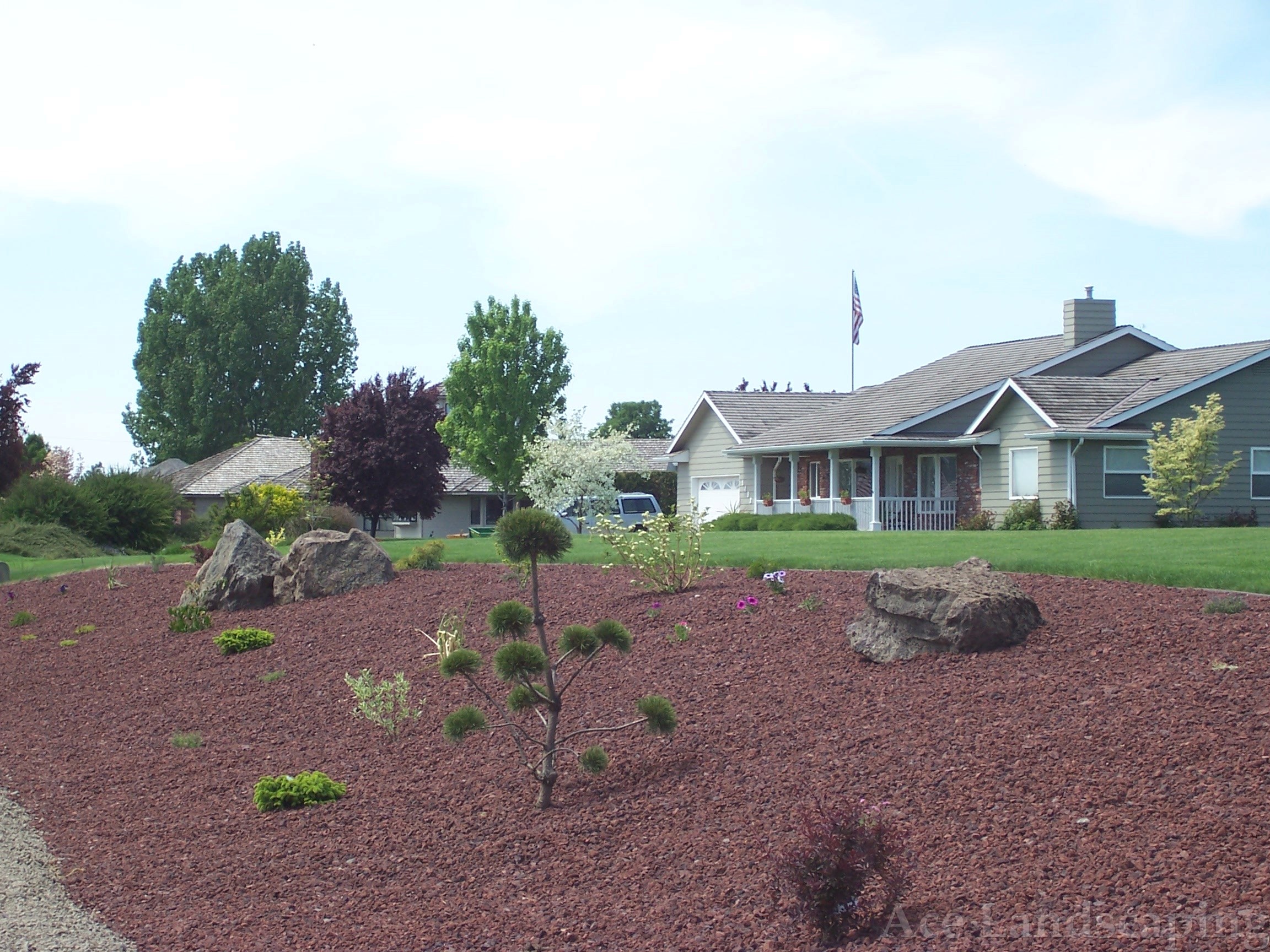 LANDSCAPE MAINTENANCE CONTRACTOR Full Lawn/Yard/Garden Services