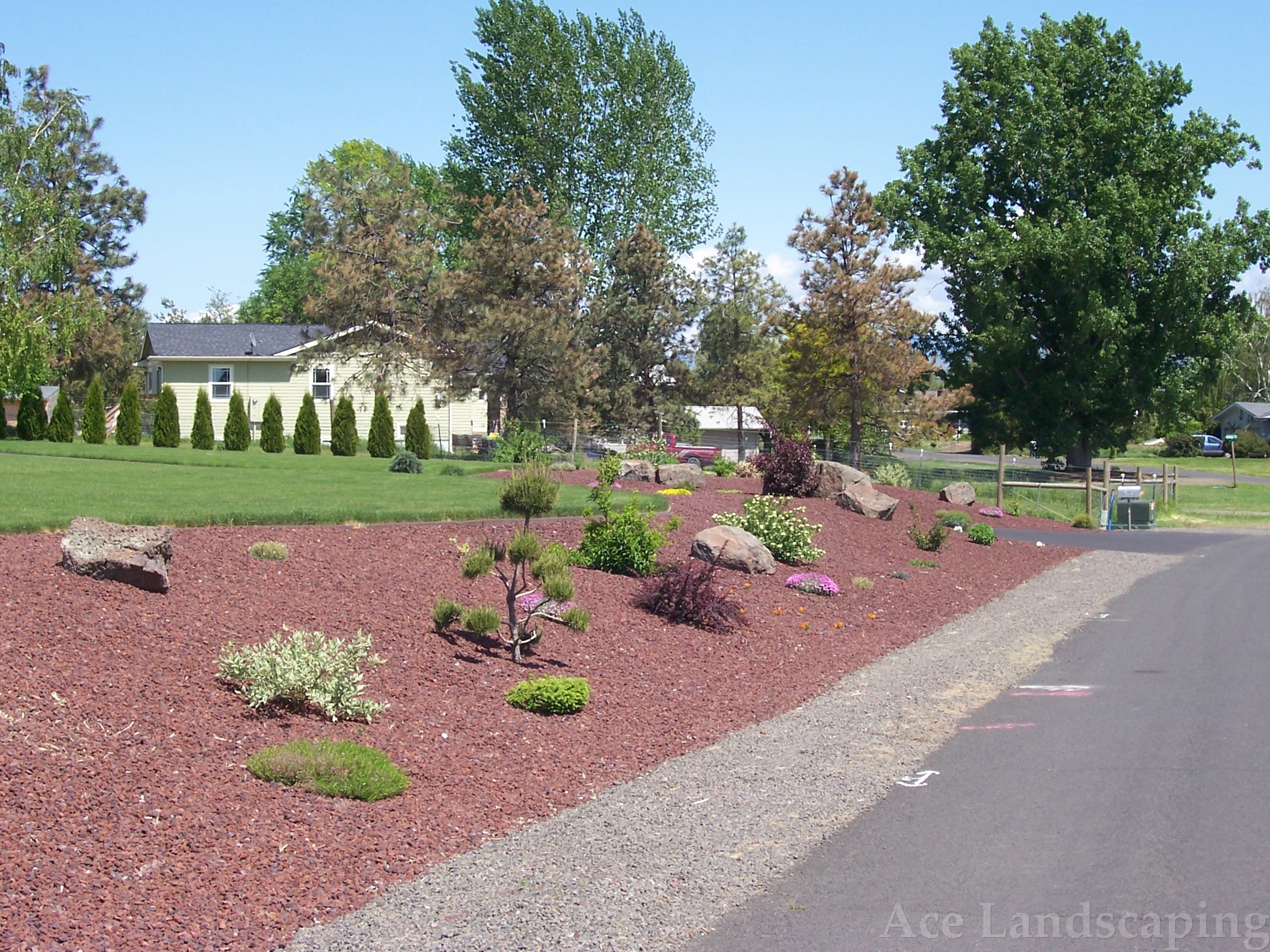 LANDSCAPE MAINTENANCE CONTRACTOR Full Lawn/Yard/Garden Services