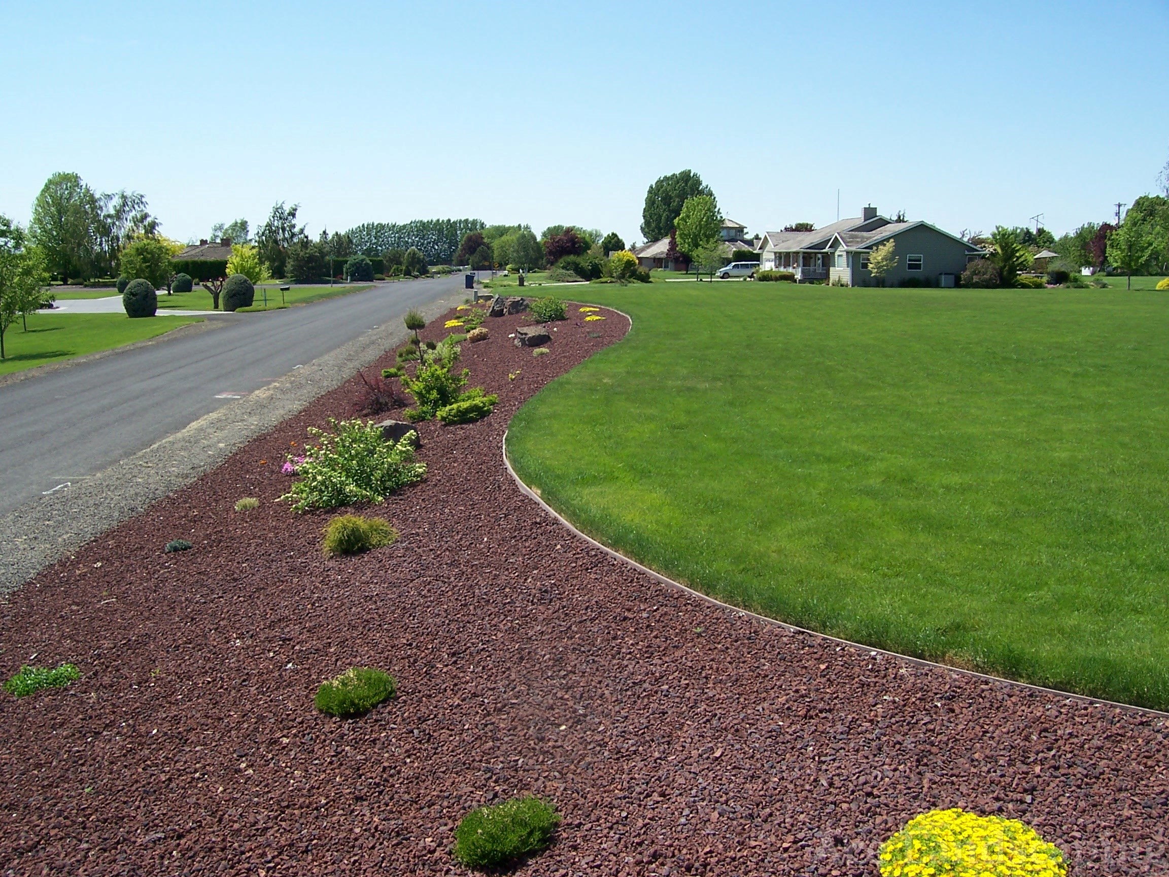 LANDSCAPE MAINTENANCE CONTRACTOR Full Lawn/Yard/Garden Services